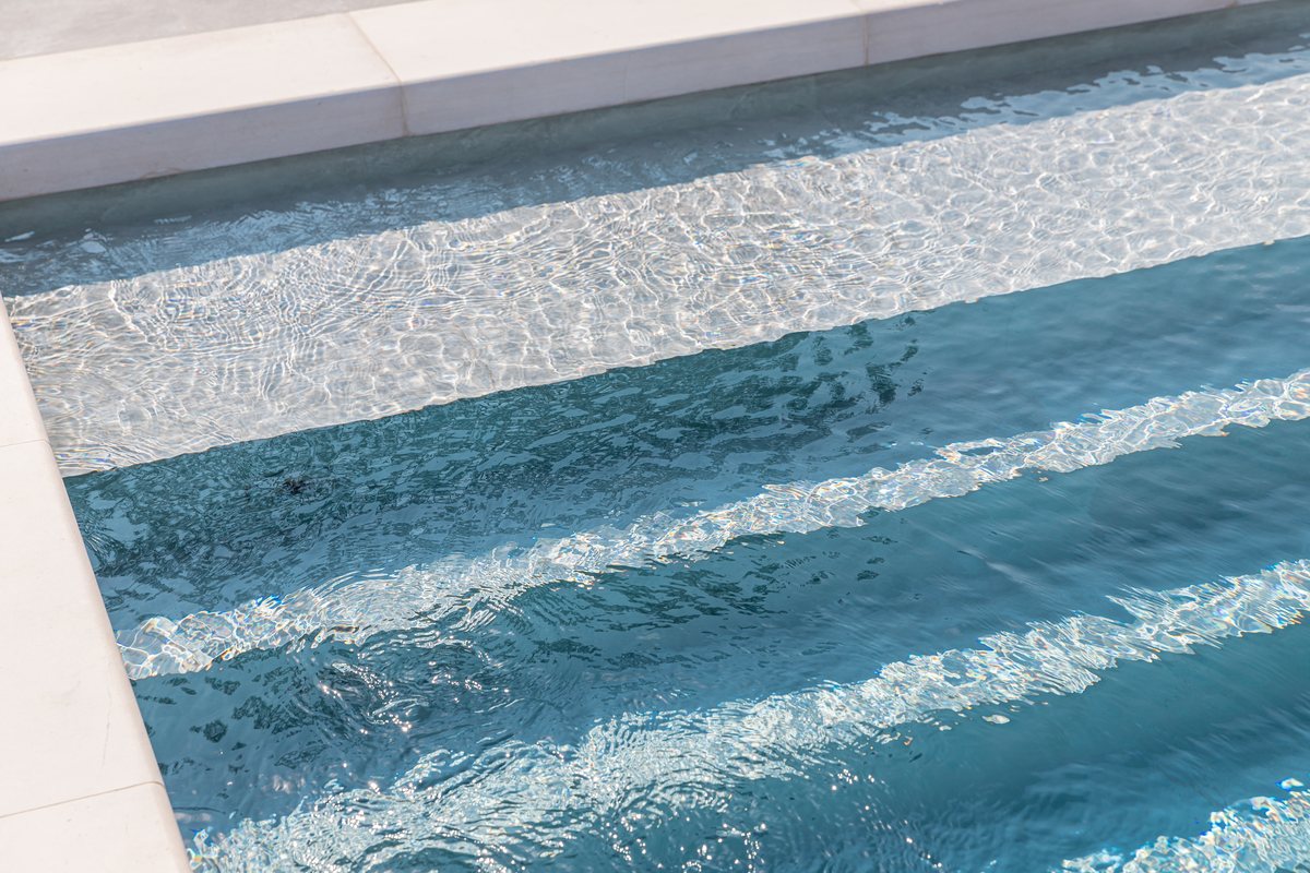 Gradini rivestiti in gres di una piscina con acqua turchese